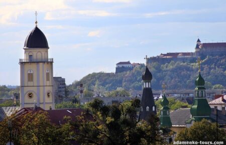 Мукачево з висоти 40 метрів: Максим Адаменко відновлює унікальний маршрут на вежу Успенського собору. Дізнайтеся історію греко-католицької унії та побачте місто під новим ракурсом. Всі зібрані кошти підуть на реставрацію пам’ятки. Читайте про нові правила та особливості підйому на «Турінформ Закарпаття».