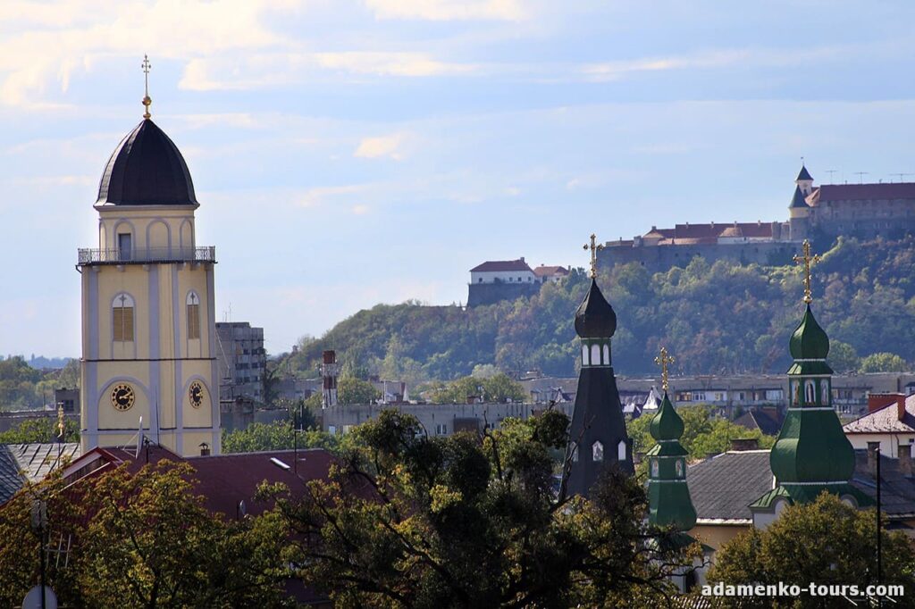 На рівні неба: у Мукачеві відновлюють екскурсії на дзвіницю Успенського собору
