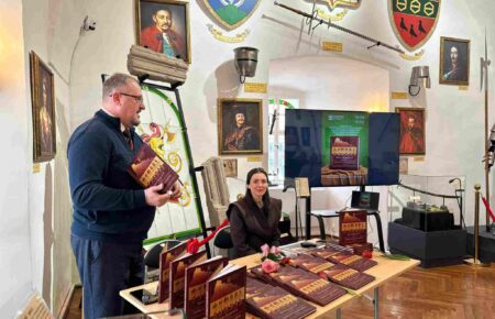 Ілюстрований альбом «Замки Закарпаття» це чудова спроба зберегти культурний код 12 найвідоміших фортець краю. Це перша ластівка великої видавничої серії краєзнавчого музею імені Тиводара Легоцького.